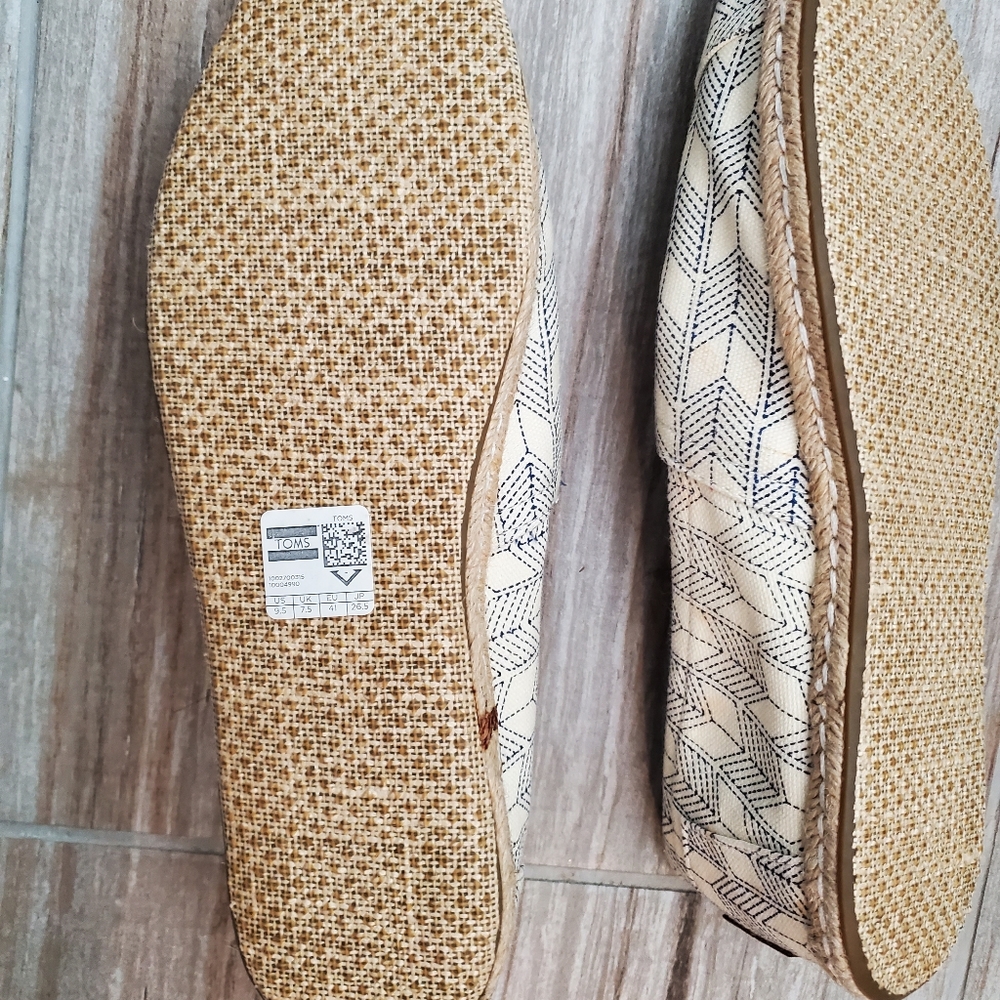 Toms - Picture 3 of 4